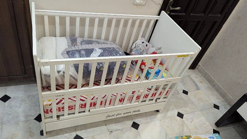 Smart and modern Baby Cot, slightly used 0