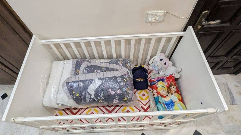 Smart and modern Baby Cot, slightly used 4