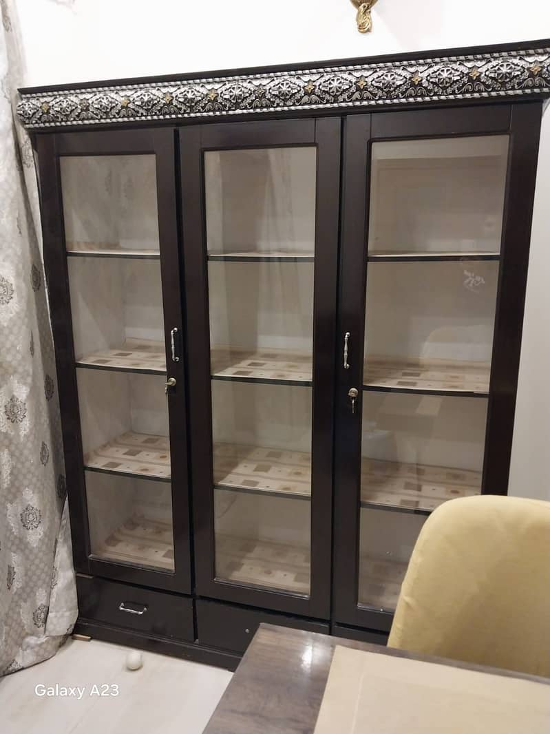 Wooden showcase in excellent condition 0