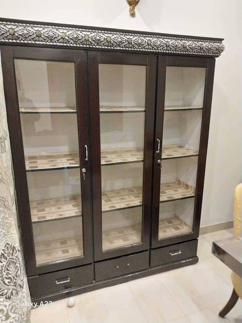 Wooden showcase in excellent condition 1