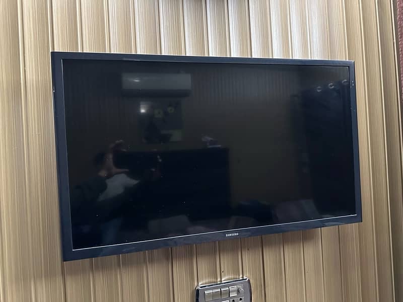 samsung lcd 32” 2