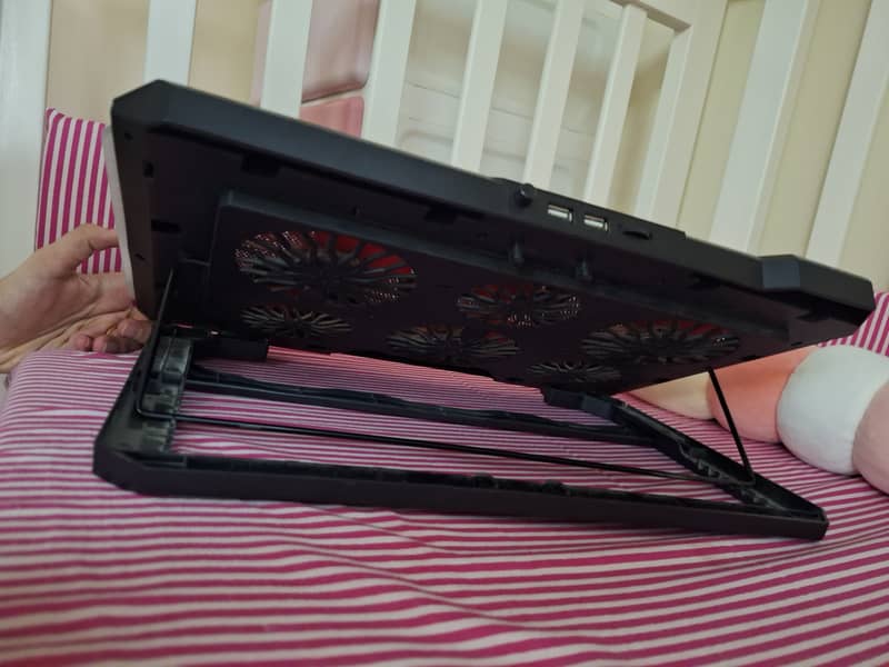 Laptop stand with functioning fans 1