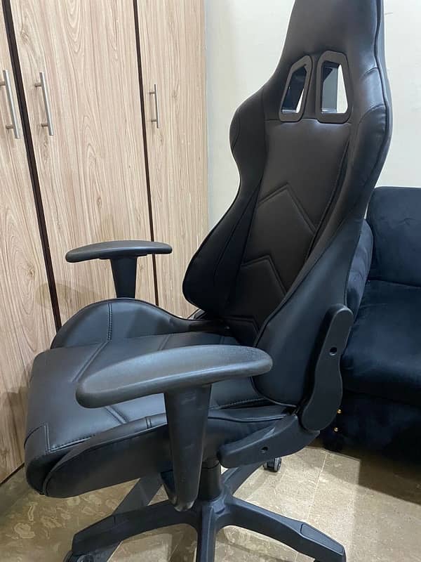 Gaming chair just like new 1