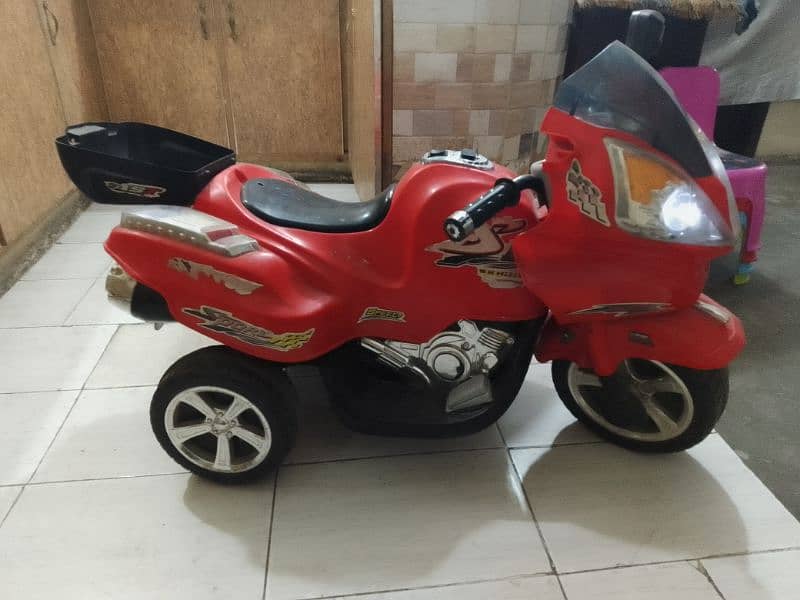 red bike 3 tyre with headlight on working 2