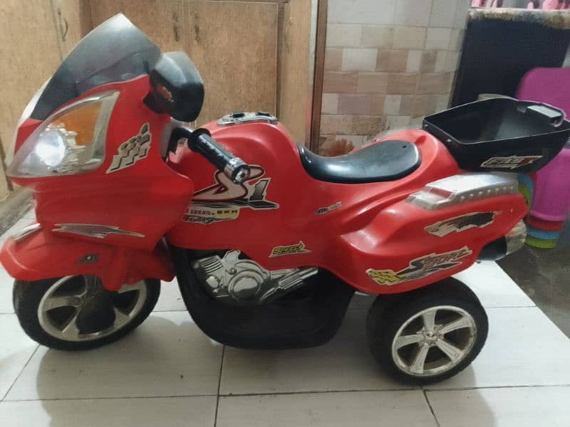 red bike 3 tyre with headlight on working 3