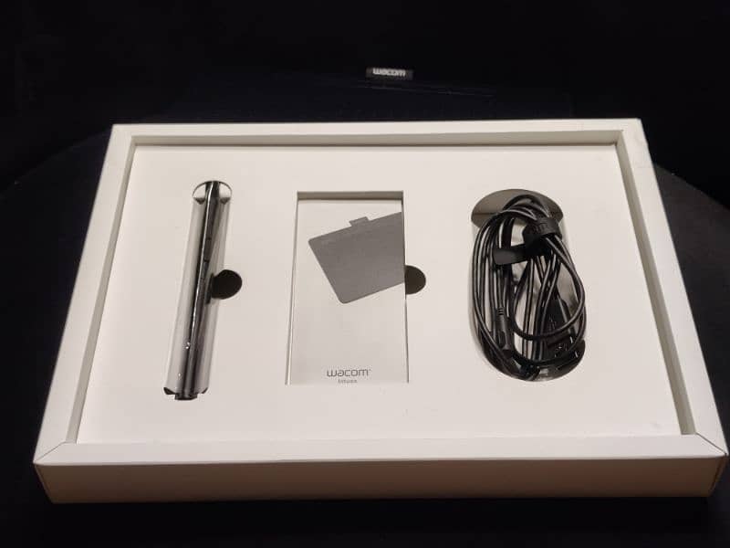 Wacom Intuos (M) [Bluetooth + Wired] (original box, pencil, cable) 4