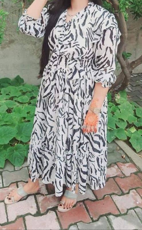 white & black maxi 1