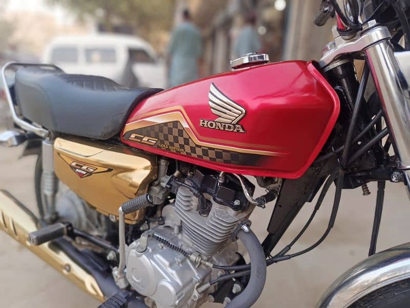 Honda CG-125 SE. Gold Edition 2024 4