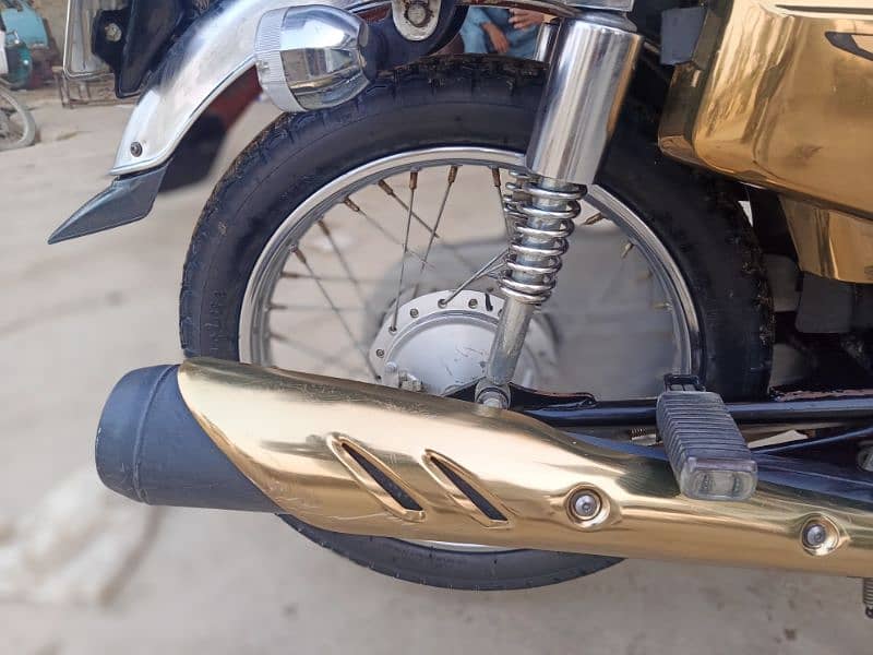 Honda CG-125 SE. Gold Edition 2024 6