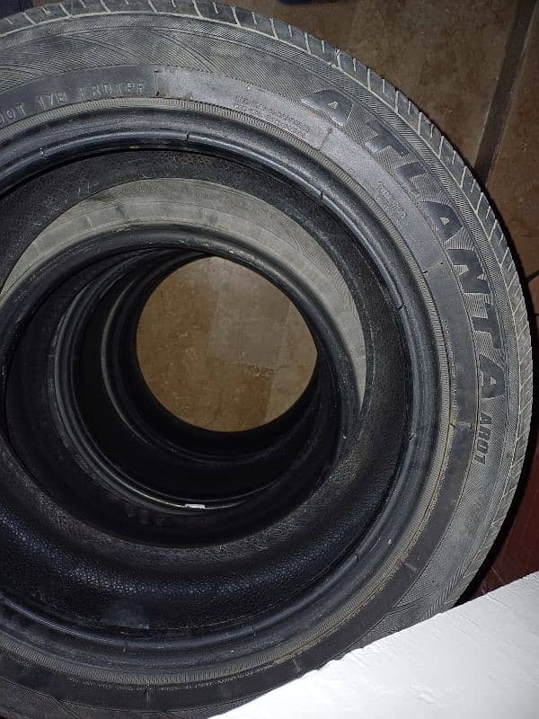 Selling 4 tubeless tyres 1