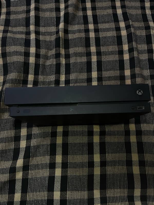 Xbox one x 1 TB 5