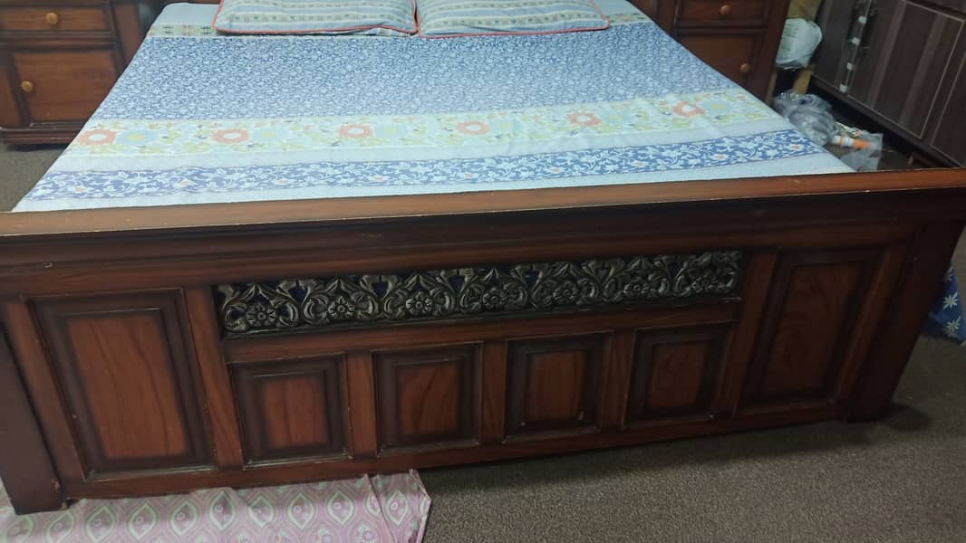 Bed dressing in good condition 2