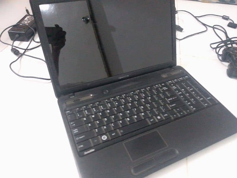 Toshiba ka laptop hai nice condition mei hai 1