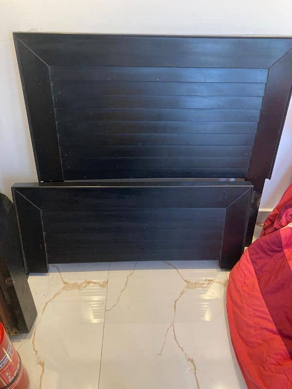 single bed with 1 side table 0