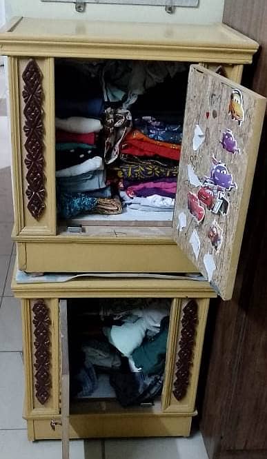 Dressing table ,side tables,& Iron stand selling 6