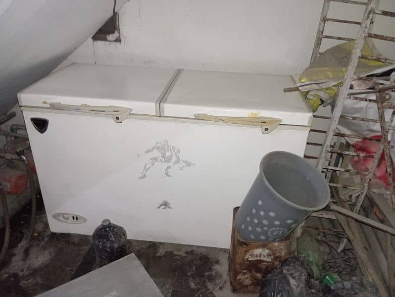 waves deep freezer available in good condition 100% working 0