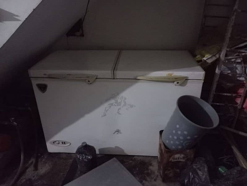 waves deep freezer available in good condition 100% working 1