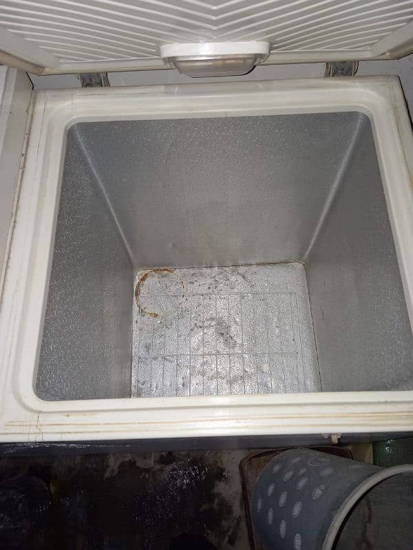 waves deep freezer available in good condition 100% working 3