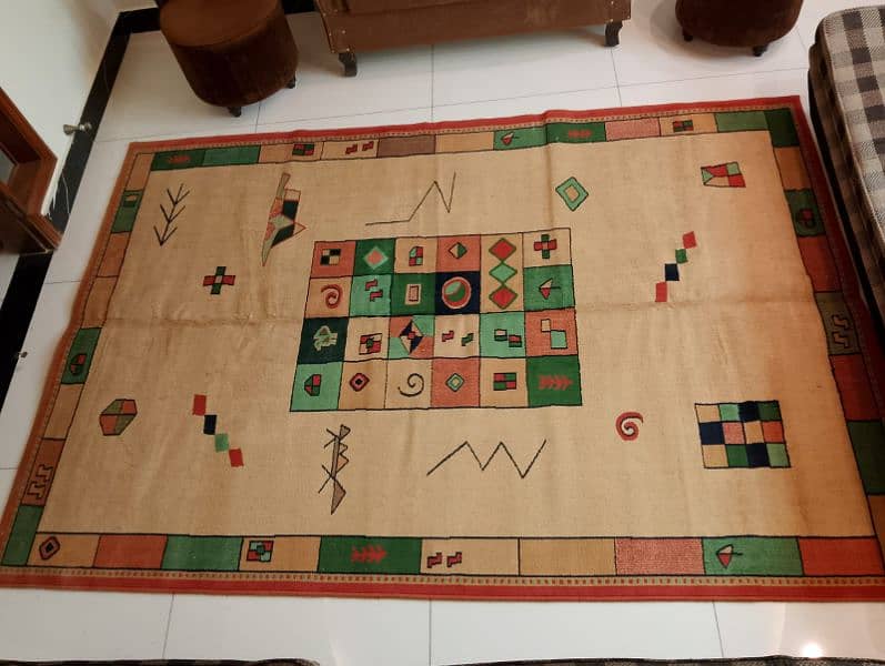 Good Condition Rug for Sale 0