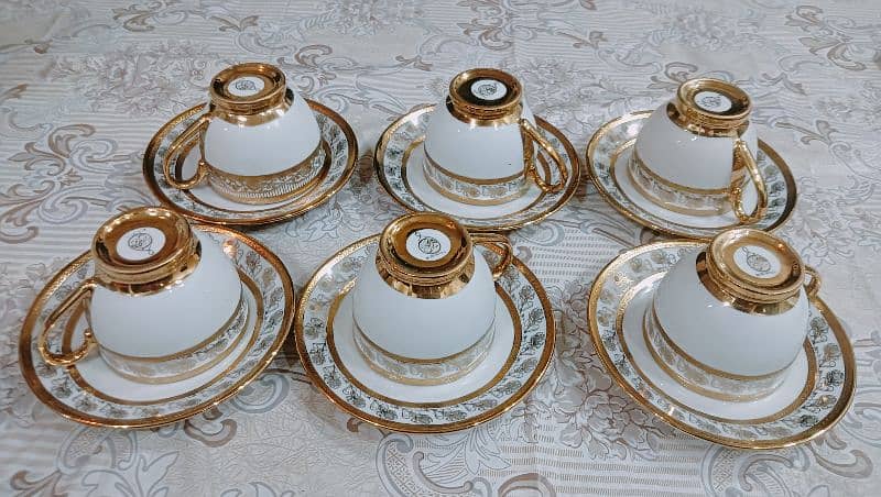 Tea set with Saucers 6