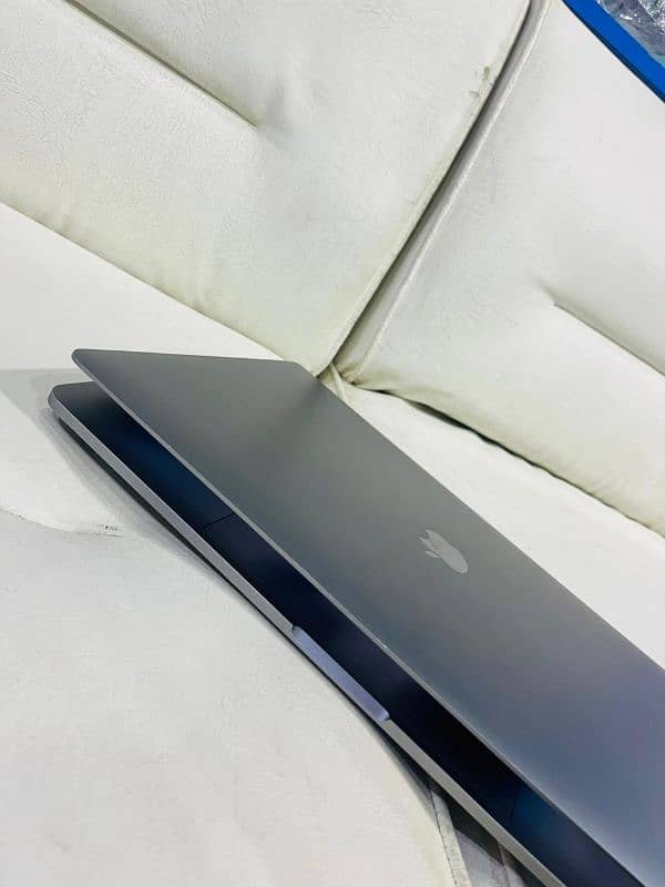 MacBook Pro 2017 15 Inches Intel Core i7 16GB RAM 500 SSD 4