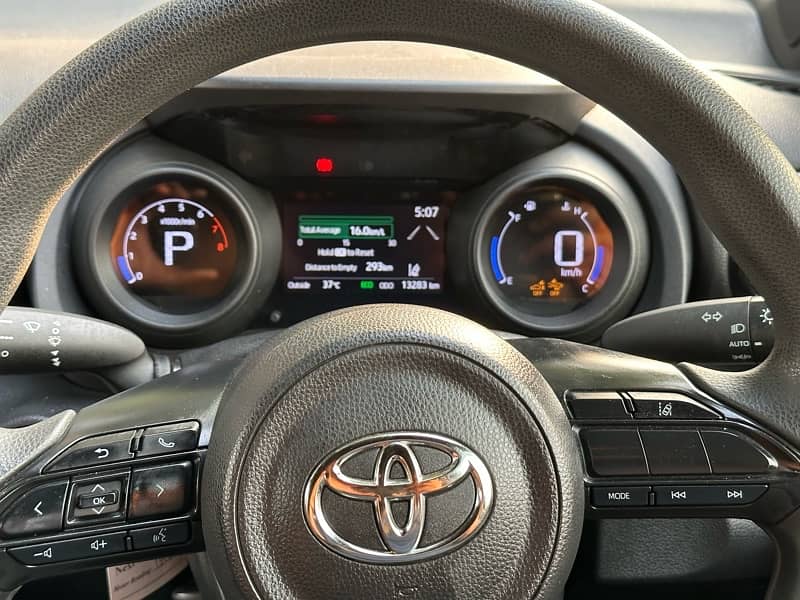 Toyota Yaris 2021 G variant push start, negotiable 5