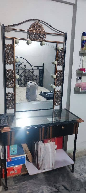 iron dressing table with good quality mirror 0