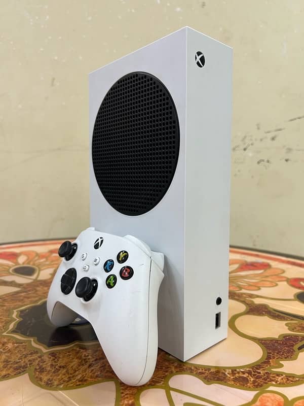 Xbox Series S 512GB Slightly Used With 2 Controller 8