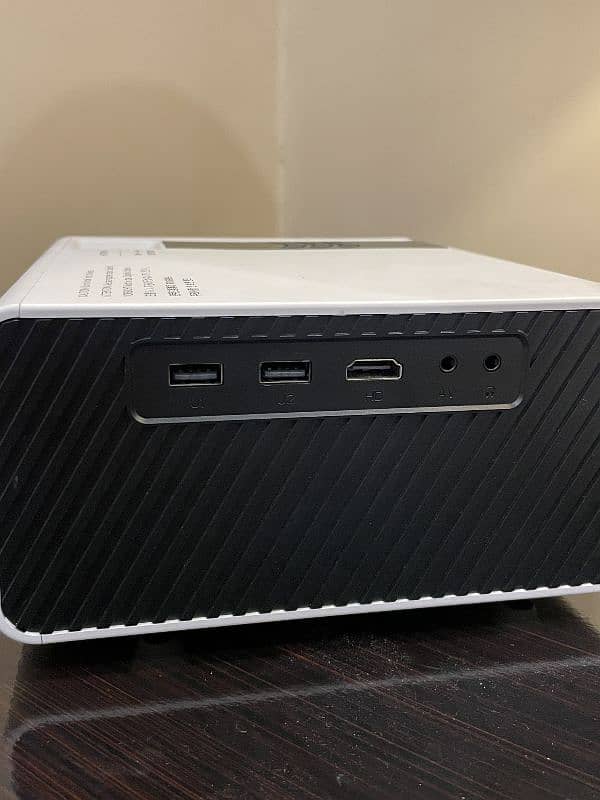 Full HD Wifi LED Projector | 10/10 condition| few hours used 4