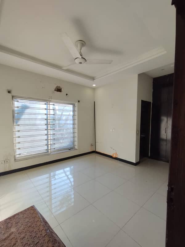 12 marla corner full house avaliable for rent 3