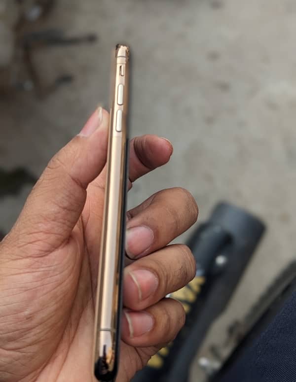 IPhone XS Max PTA 256GB Gold colour 4