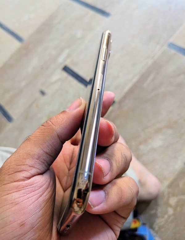 IPhone XS Max PTA 256GB Gold colour 6