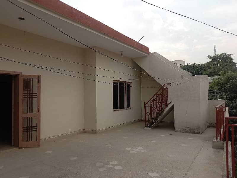 House for sale in Gulistan Colony 12