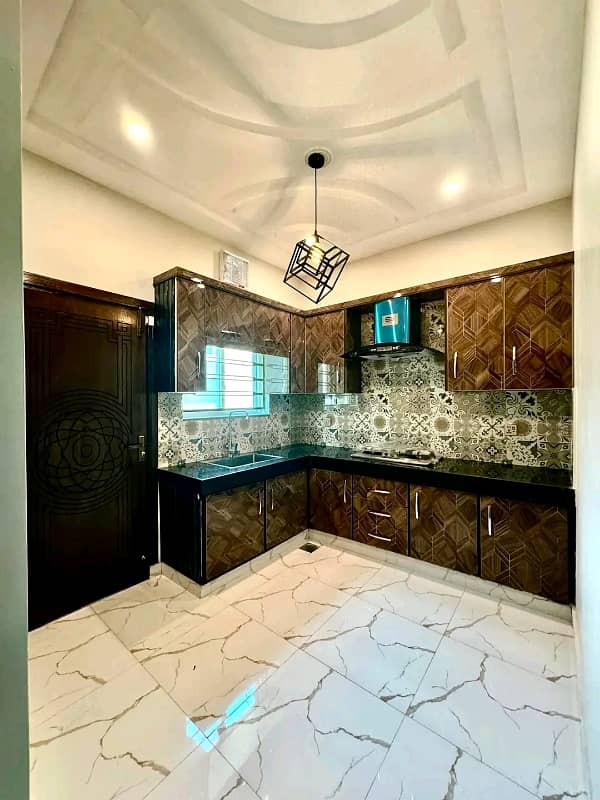 10 Marla Luxury Designer Uper portion Available for Rent 0