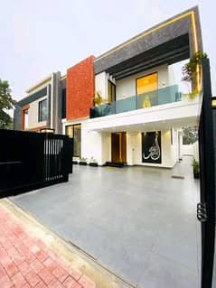 10 Marla Designer House Available For Rent