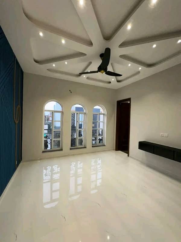 10 Marla Designer House Available For Rent 12