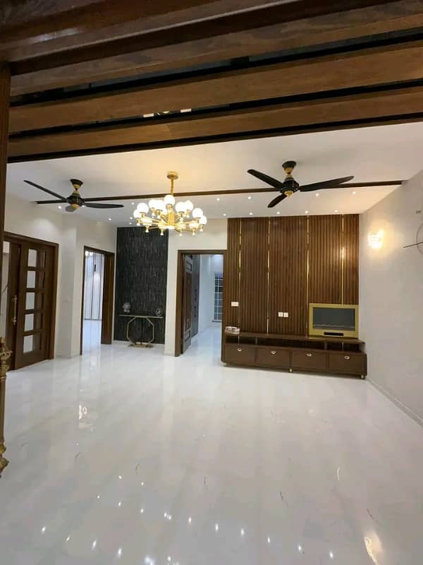 10 Marla Designer House Available For Rent 14