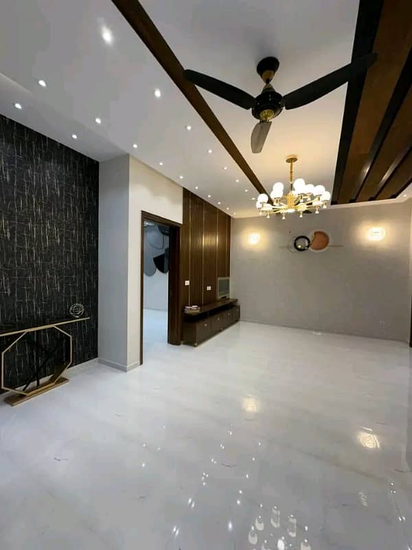 10 Marla Designer House Available For Rent 16