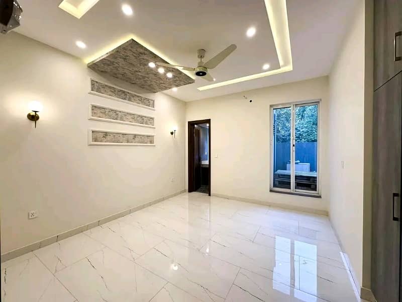 10 Marla Designer House Available For Rent 5