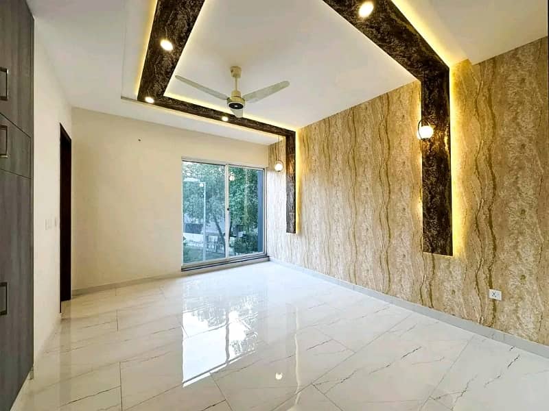 10 Marla Designer House Available For Rent 7