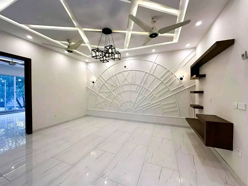 10 Marla Designer House Available For Rent 14