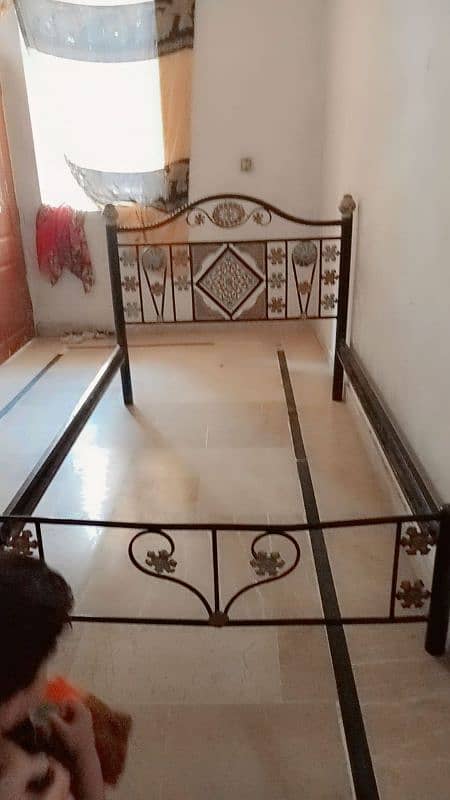 iron. bed mediam size ka hai 0