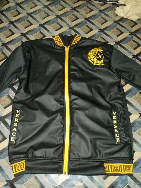 Versace jacket he new he bilkul us nahi huwa he xl size he 0