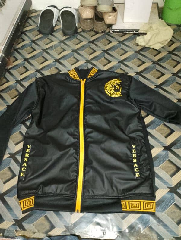 Versace jacket he new he bilkul us nahi huwa he xl size he 1