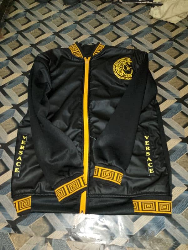 Versace jacket he new he bilkul us nahi huwa he xl size he 2