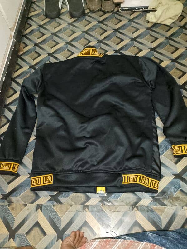 Versace jacket he new he bilkul us nahi huwa he xl size he 3