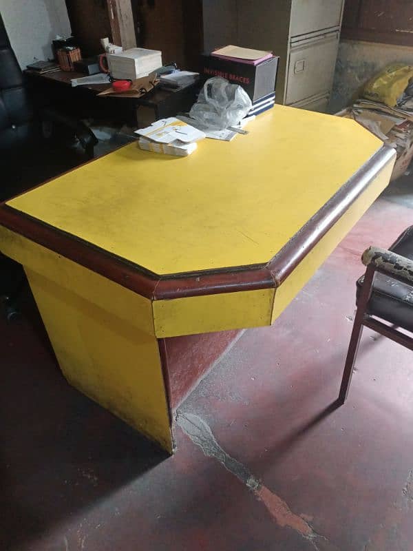 Office Table with Chair for Sale in Lahore 3