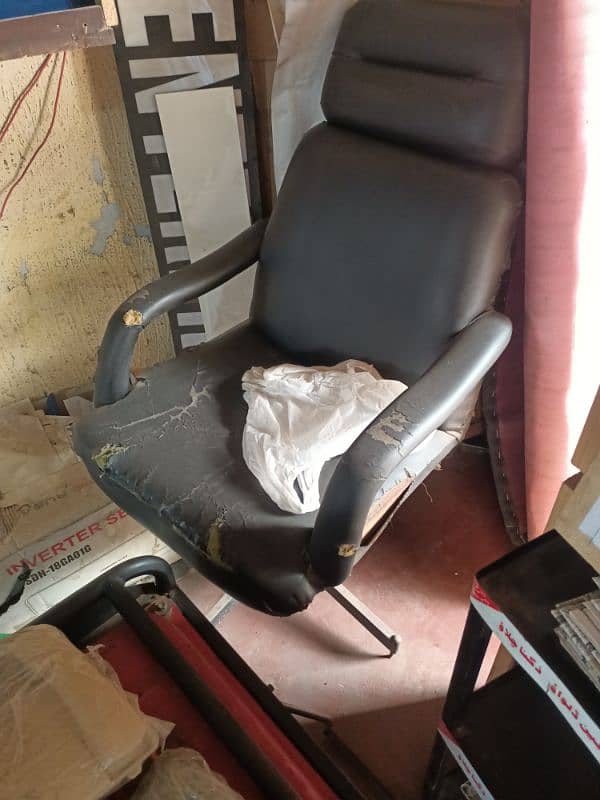 Office Table with Chair for Sale in Lahore 4