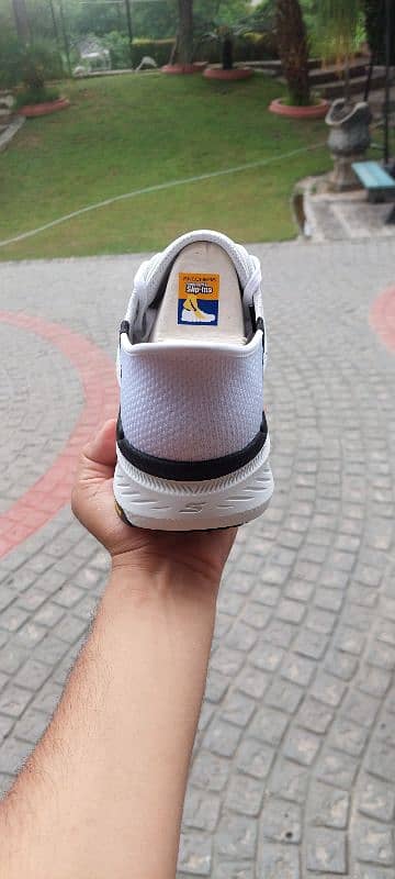 Brand New Skechers Max Cushion Slip-in GO RUN 3