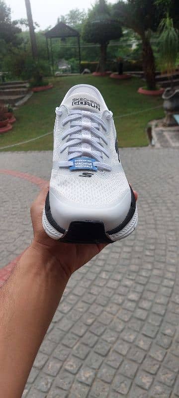 Brand New Skechers Max Cushion Slip-in GO RUN 4